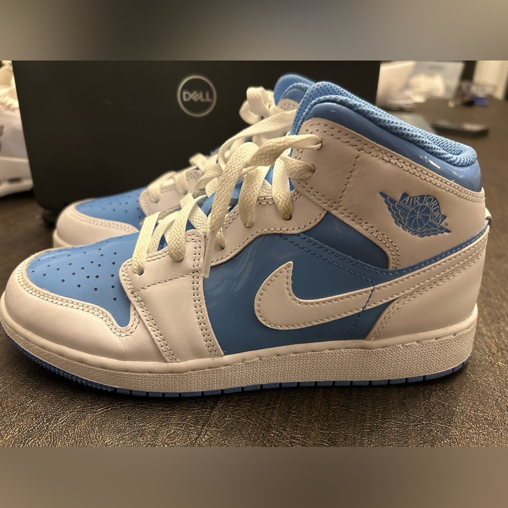 Jordan 1 Mid SE "White/Legend Blue" Grade School Shoe